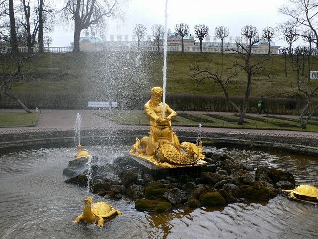 pyotr_palace_fountain1